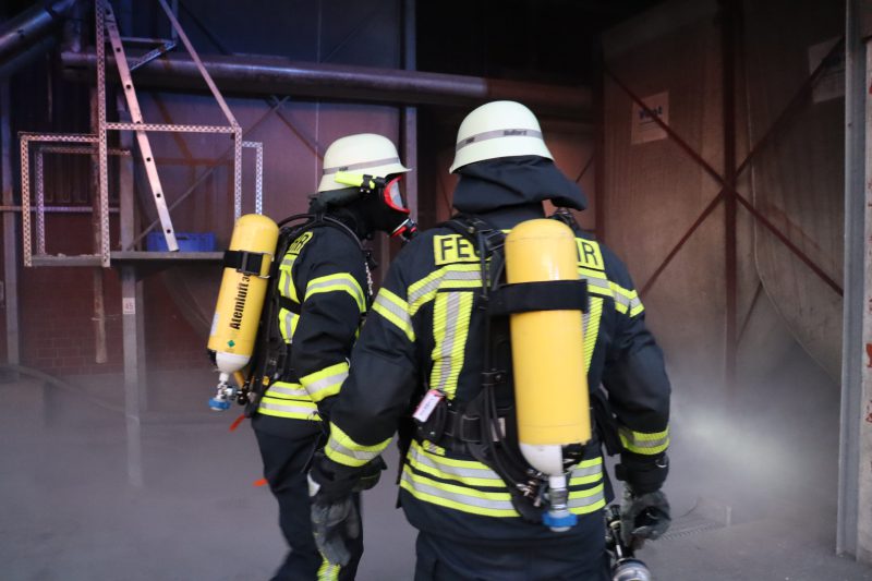 Übung: Unklare Rauchentwicklung auf dem Hof