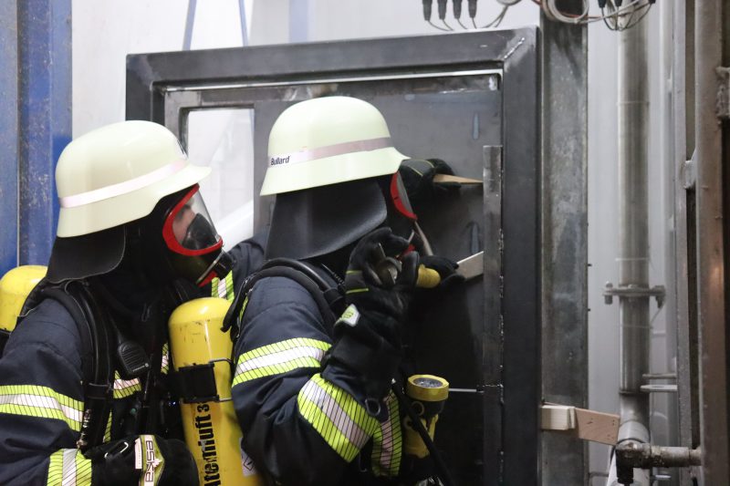 Übung: Unklare Rauchentwicklung auf dem Hof