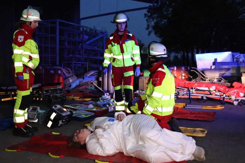 Übung: Unklare Rauchentwicklung auf dem Hof