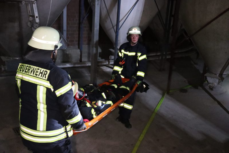 Übung: Unklare Rauchentwicklung auf dem Hof